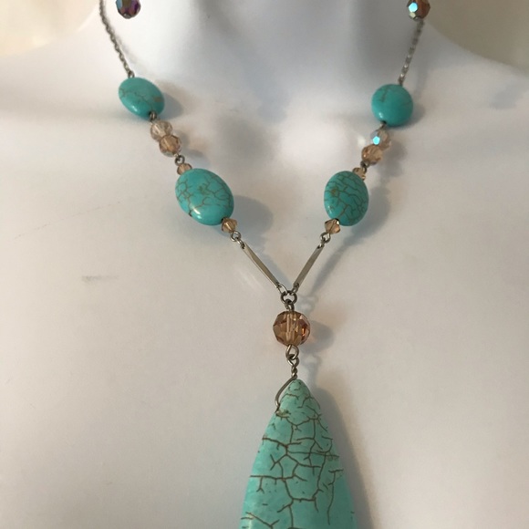 Necklace and earrings bundle - Picture 4 of 8